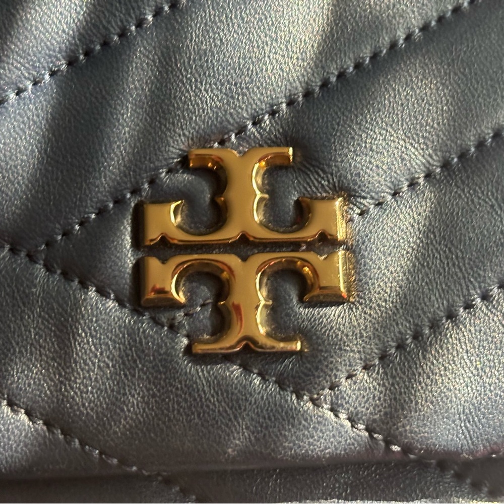 Tory Burch Quilted Silver Leather Bag

Offers accepted!